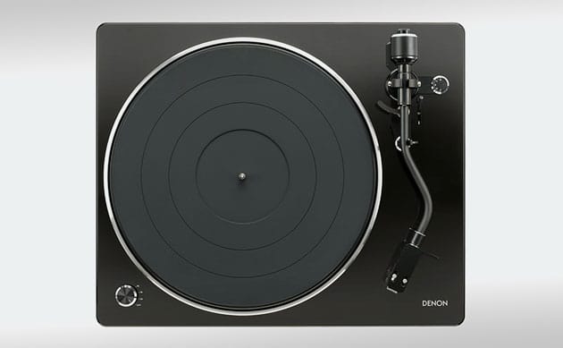 Widok z góry na gramofon Denon DP-450USB