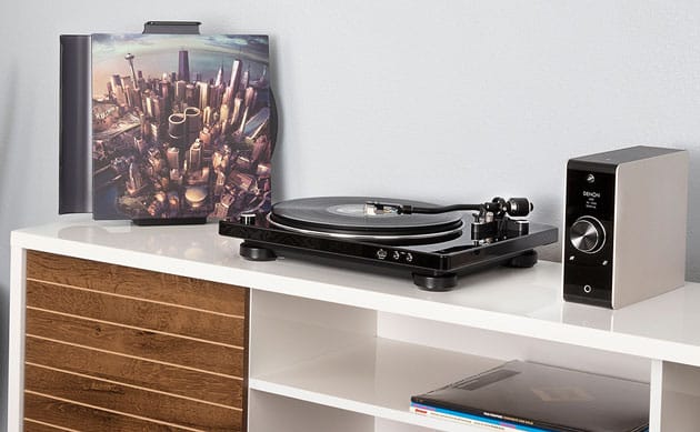 Gramofon Denon DP-450USB na półce w pokoju